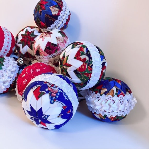 14 HANDMADE TEXTILE FOLDED Quilted HOLIDAY RIBBON CHRISTMAS ORNAMENT BALLS - Picture 7 of 9